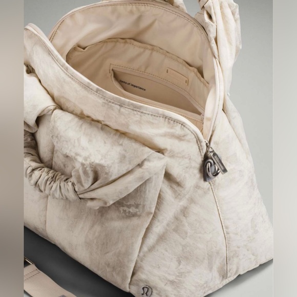 Lululemon Gathered Handle Gym Bag Vol 14 L in Aquila White Opal Multi - Picture 10 of 15